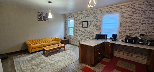 Building Photo - 882 Locust Dr