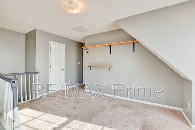 Building Photo - 214 Jouster Way