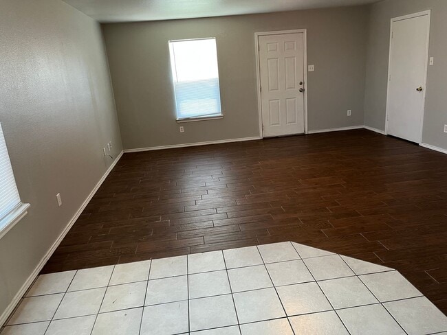 Building Photo - 3bed 2 bath covered parking fenced yard
