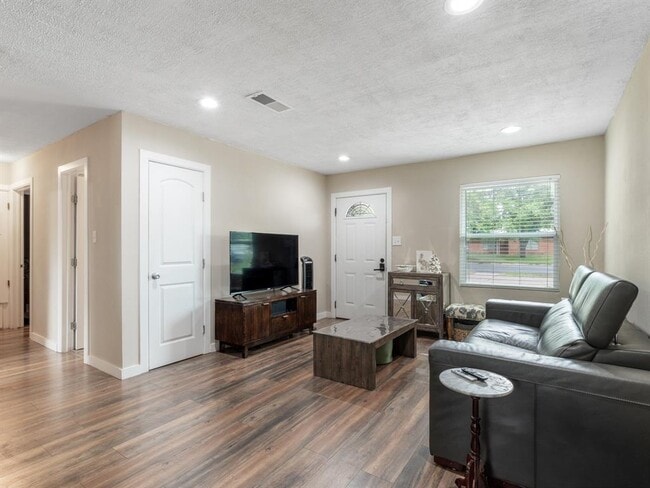 Building Photo - 4705 Menchaca Rd