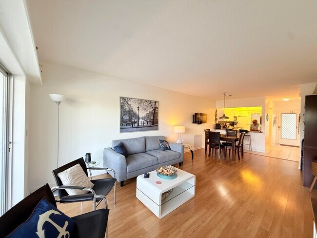 Building Photo - 470 Paradise Isle Blvd