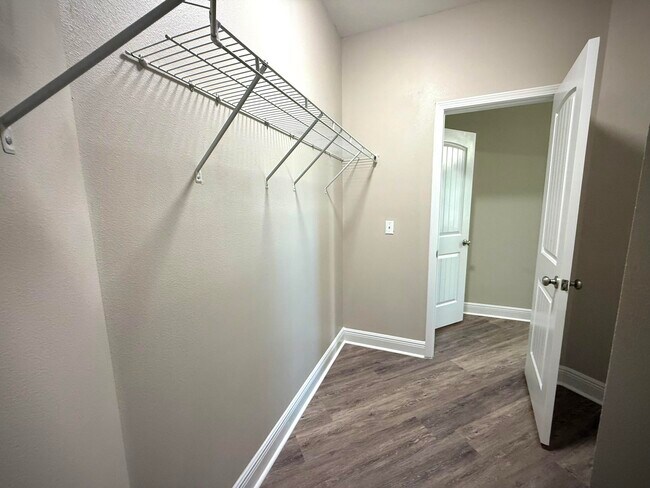 Building Photo - 399 Pin Oak Loop