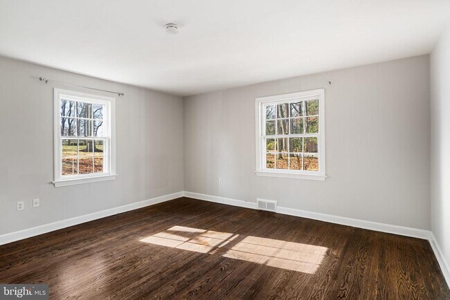 Building Photo - 310 Pine Tree Rd