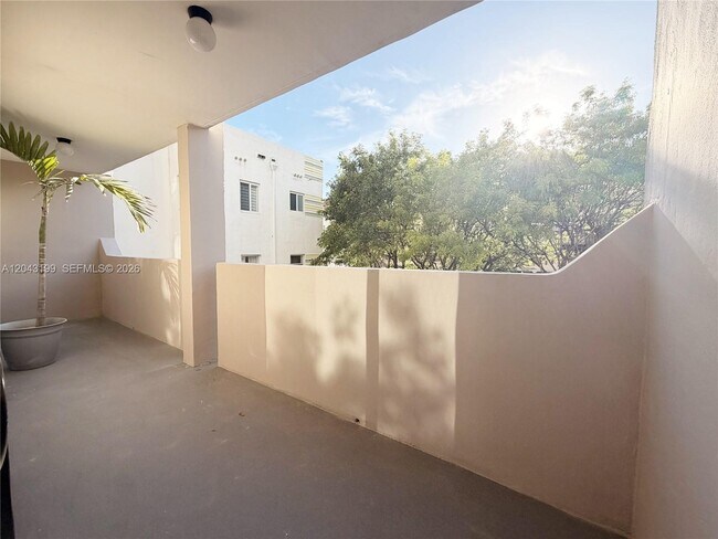 Building Photo - 2625 Collins Ave