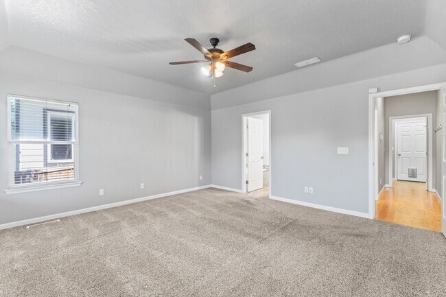 Building Photo - 552 E Whitney Ct