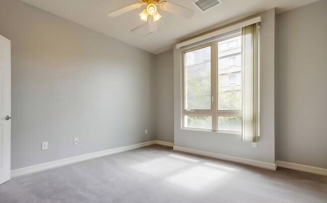 Building Photo - Beautiful & Spacious 2BD/2BA Condo - Central A/C & Heat, Washer/Dryer - Underground Parking - Gat...