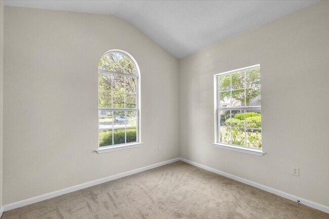 Building Photo - Better Than New 3 Bed/2 Bath Townhome in S...