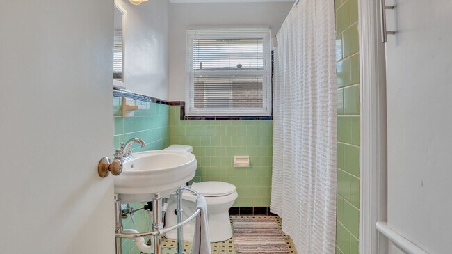 Building Photo - Beautifully renovated Move-in Ready 2bed 1...