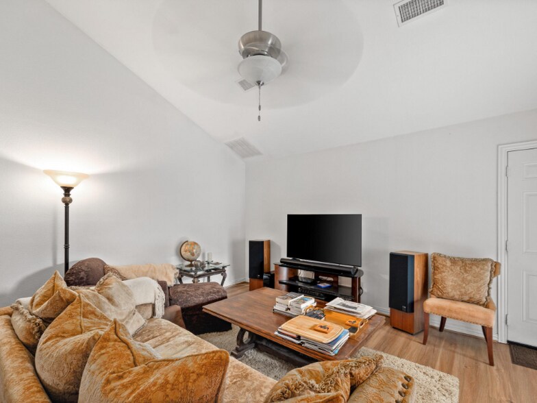 Building Photo - 6504 Lago Vista Dr