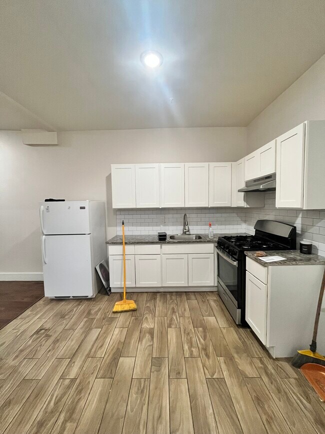 Primary Photo - 206 Bayview Ave