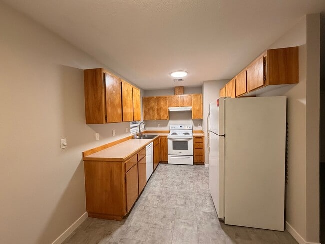 Building Photo - 1073 NE Hidden Valley Dr