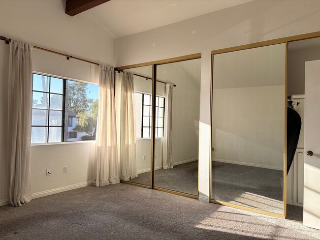 Building Photo - Spacious 3 bedrooms 3 full baths home in C...