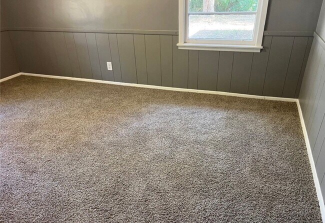 Building Photo - 4 Bedrooms | 2 Bathrooms | Section 8 Friendly