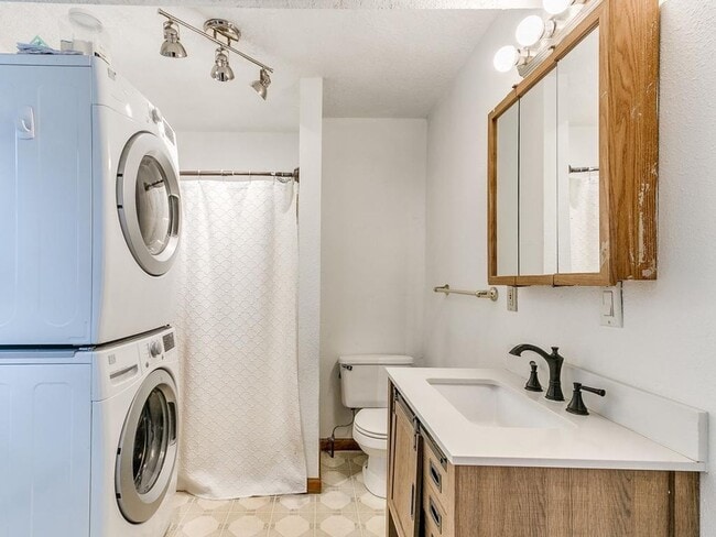 Building Photo - Spacious 5-Bedroom Home Near Drake University