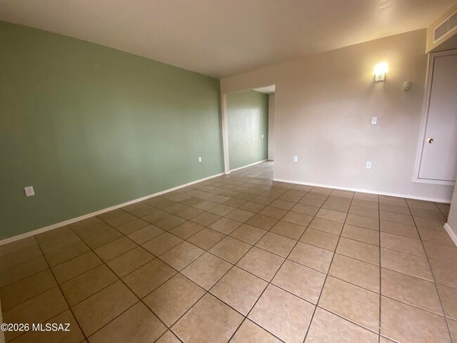 Building Photo - 350 N Silverbell Rd