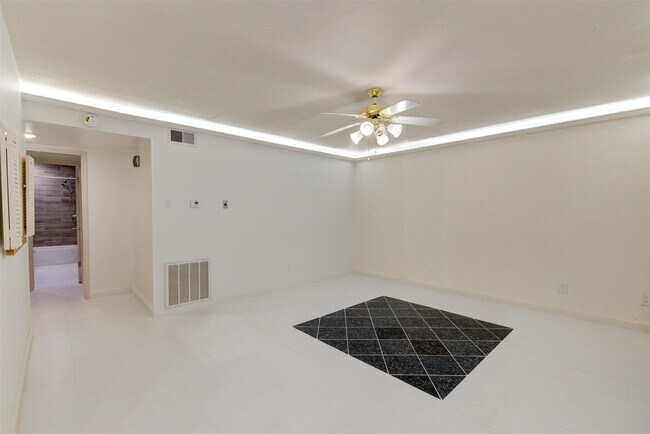 Building Photo - 7900 Westheimer Rd