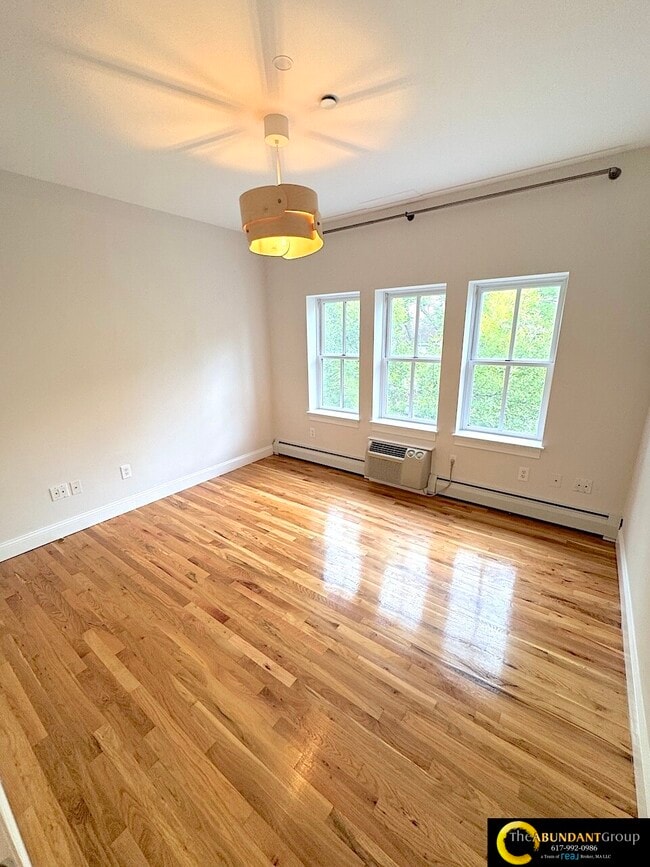 Building Photo - 275-277 River St