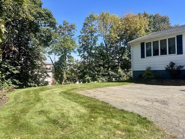 Building Photo - 24 Lily St