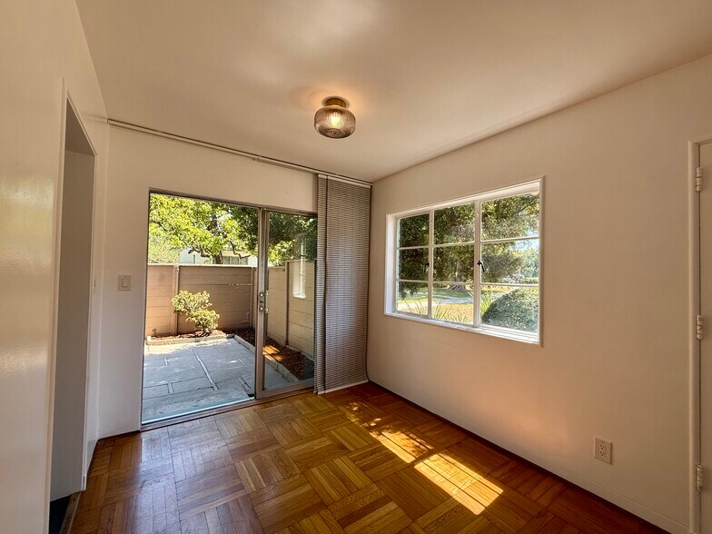 Building Photo - 5530 Village Grn