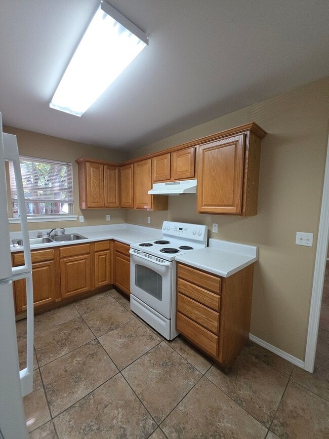 Building Photo - 401 E 11th St