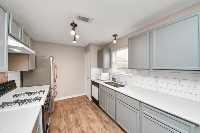 Building Photo - 3919 Vauxhall Dr S