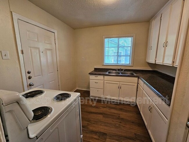 Building Photo - 6540 Hollis Ave