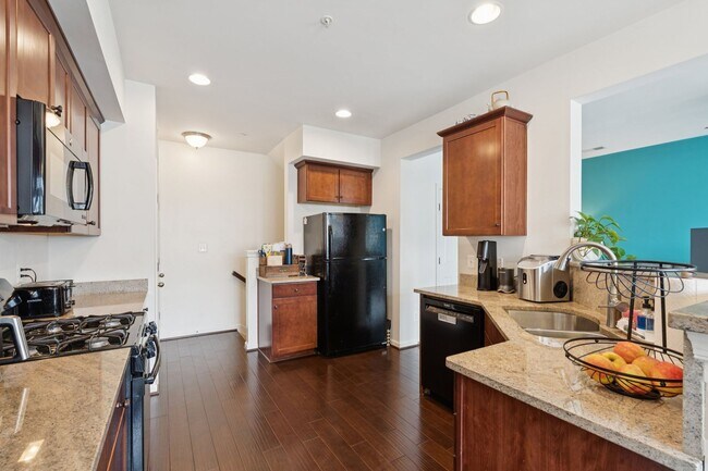 Building Photo - 42227 Canary Grass Square