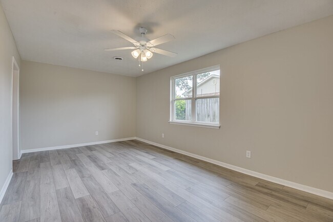 Building Photo - 250 Almon Ct