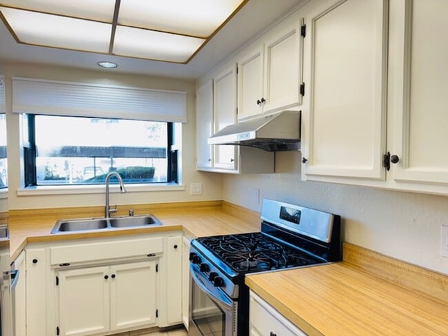 Building Photo - 2 BR 1.5 BA townhome in Walnut Creek-move-in ready!