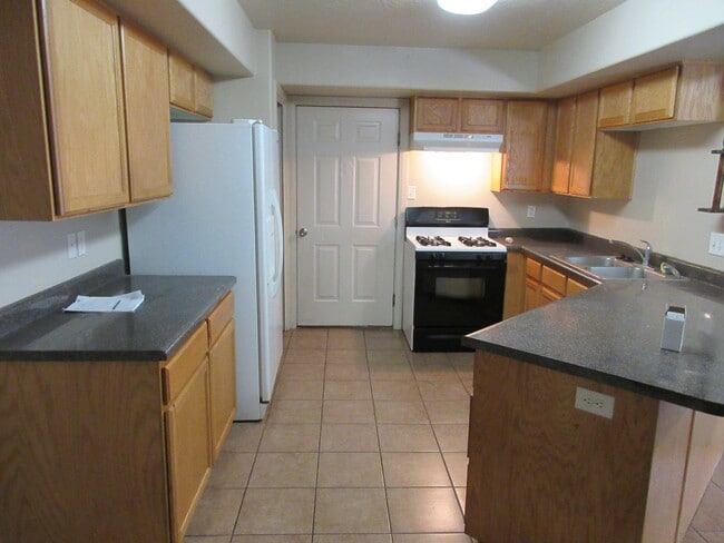 Building Photo - 7 bedroom, 3 bathroom twin home