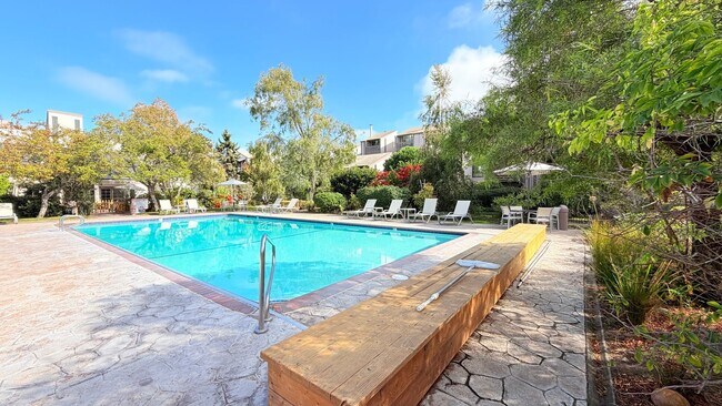 Building Photo - 2101 Shoreline Dr