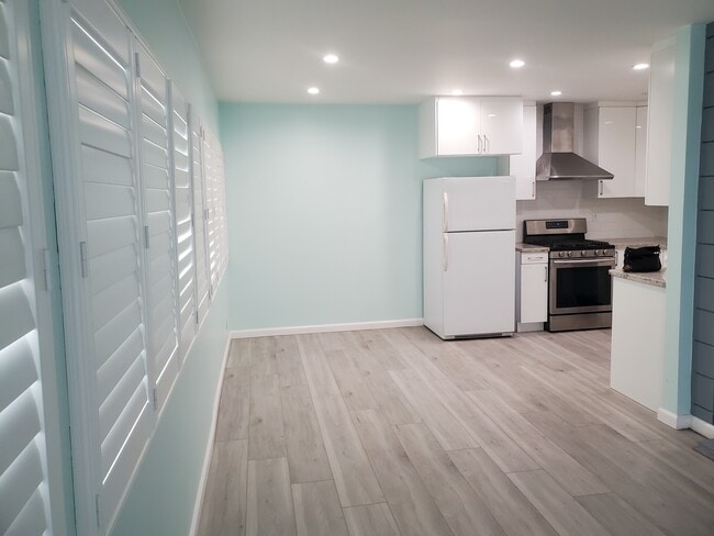 Spacious living room, updated kitchen - 12850 Moorpark St