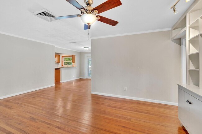 Building Photo - 1527 Mayo St