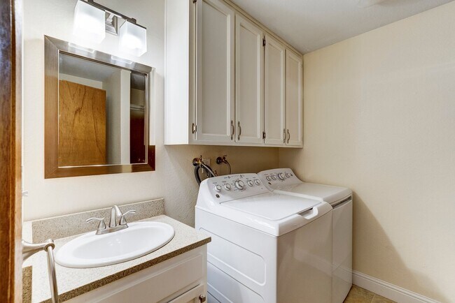 Building Photo - Cozy 4 Bed 3 Bath Home Center of Oak Harbor
