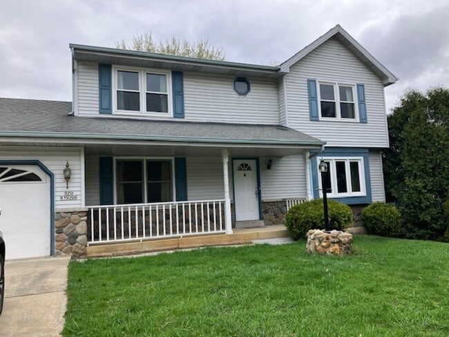 Building Photo - Spacious 4 bedroom, 2.5 Bath Two Story Home