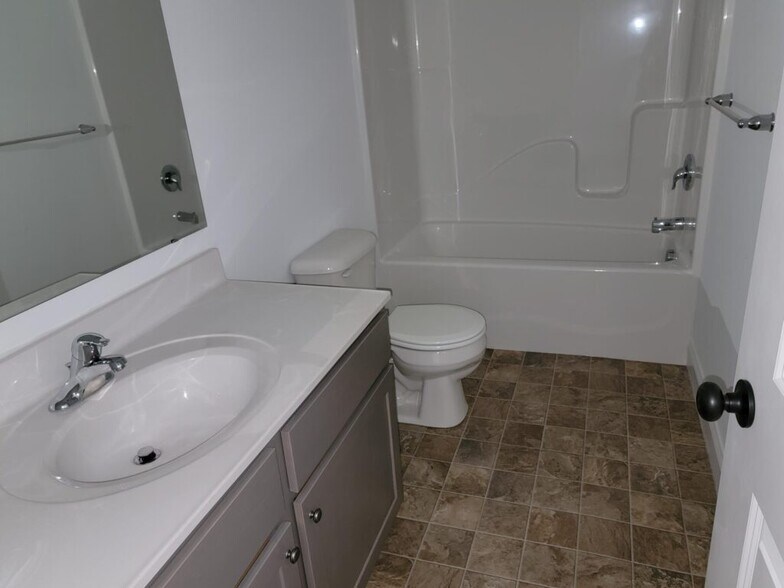 Building Photo - 438 Masonic Dr