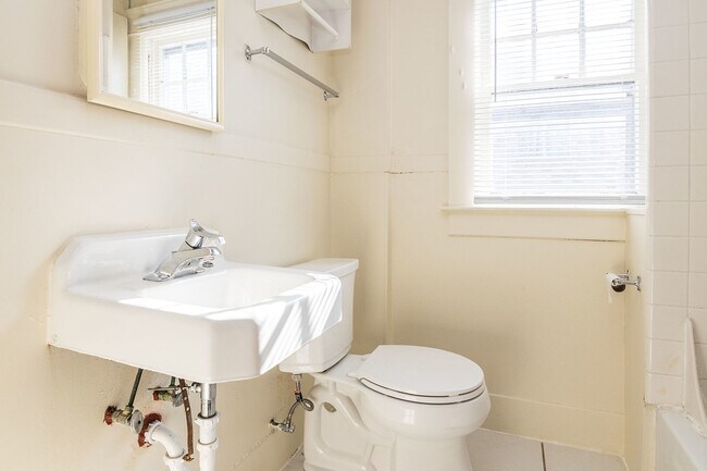 Building Photo - 112 Adams St