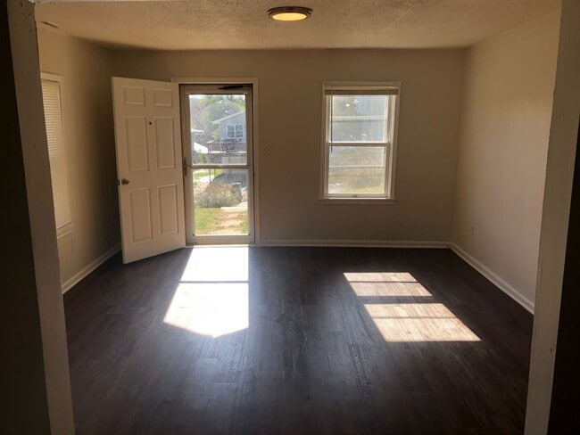 Building Photo - 2BR House Plattsmouth