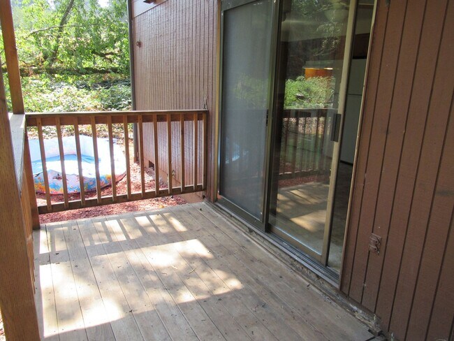 Building Photo - Large 2 bedroom w/ Garage