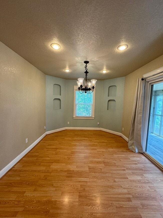 Building Photo - 3 bed 2.5 bath near Pacific Terrace