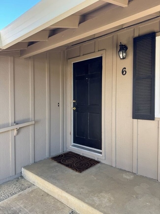 Building Photo - Charming 3 Bedroom Home with Foothill Views
