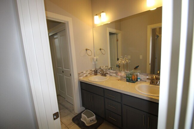 Building Photo - BEAUTIFUL 4+ BR, 2.5 BA - SPECIAL $500 OFF for December Move In!