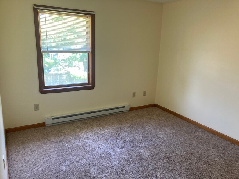 Back Bedroom - 3121 Shellers Bend Rd
