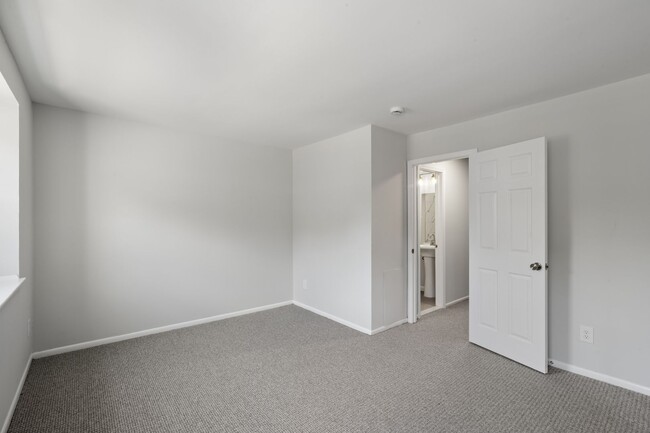 Building Photo - Renovated Hilltop Village Townhouse-Available 5/15/26