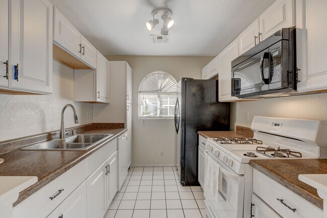 Building Photo - 6812 W Elm Creek Dr