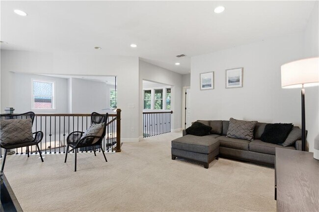 Building Photo - 2530 Maple Ridge Ln