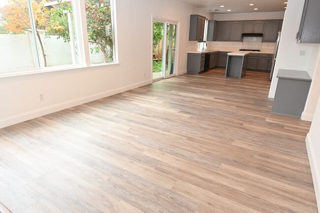 Building Photo - Stunning 5-Bedroom 3 bath 2 story Home in Prime North San Jose Location.