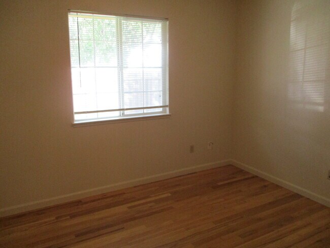 Building Photo - 1608 Laburnum Ave