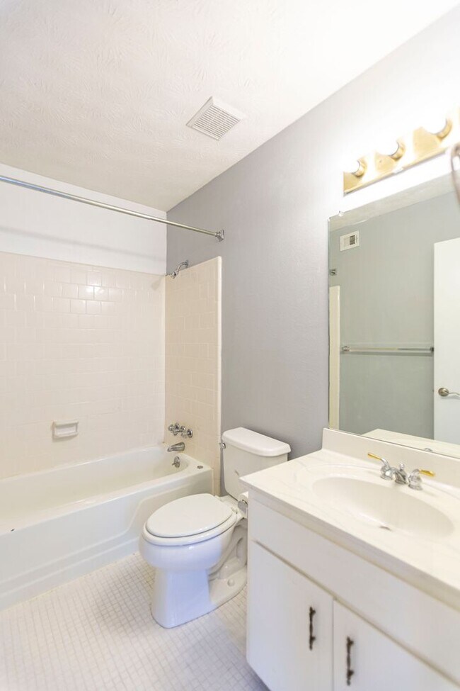 Building Photo - 2bd Townhome in the Heart of Tucker