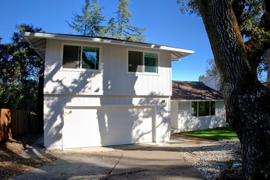 Building Photo - 604 Los Olivos Rd